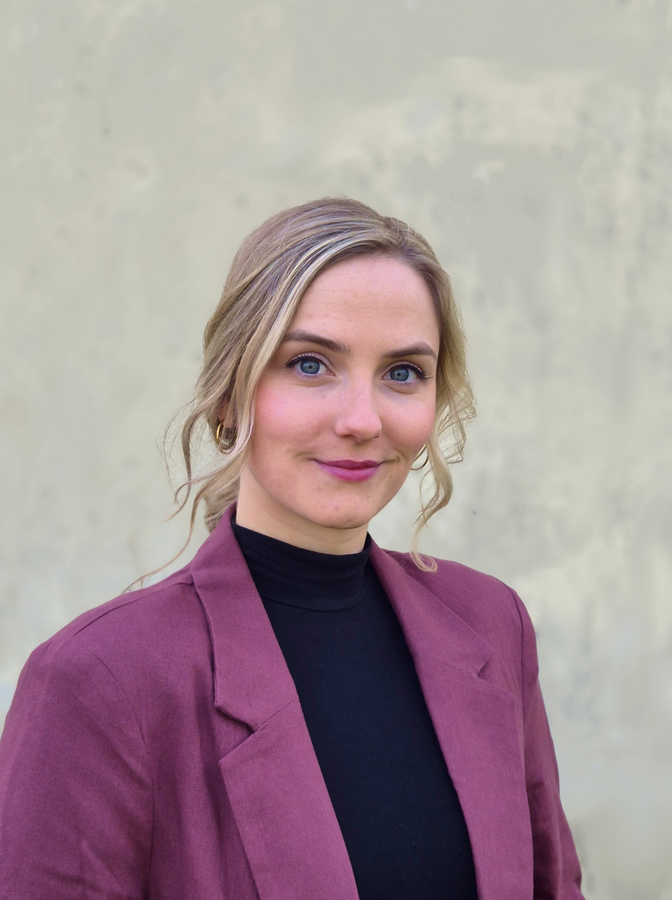 Nora Reinhardt – Porträt, professionell mit mauvefarbenem Blazer